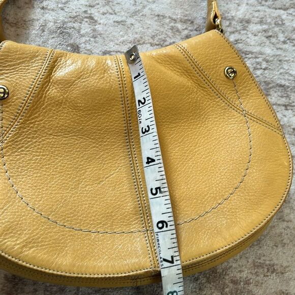 Aigner Elegant Yellow Leather Shoulder Bag - Picture 11 of 14